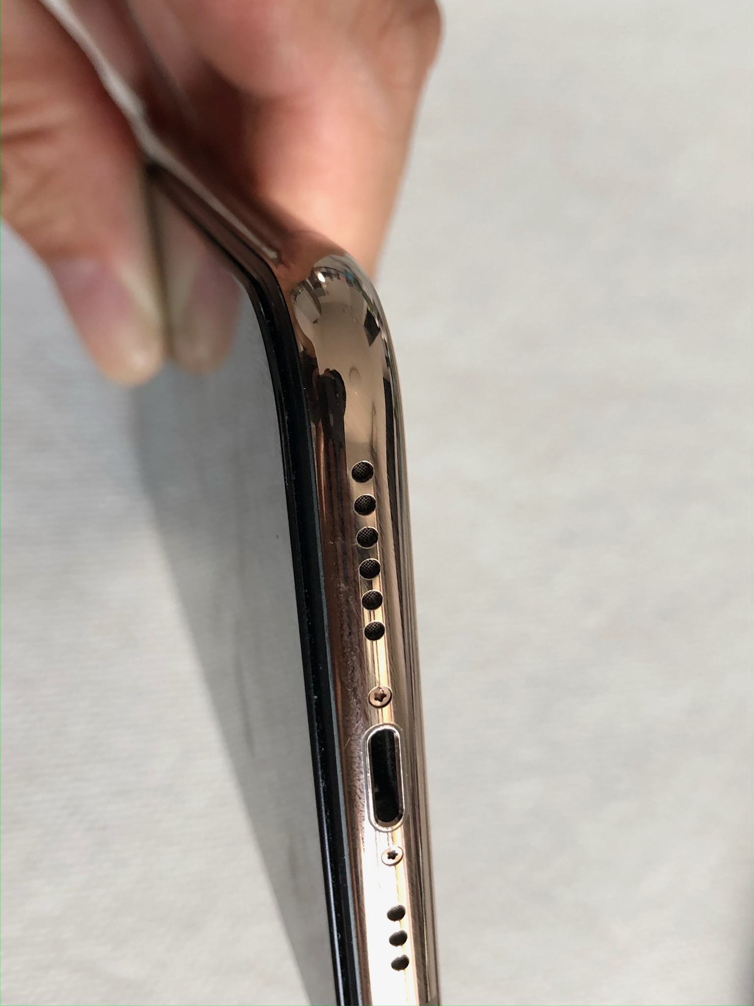 在二手市场收了一部iPhoneXS，开始为安卓低端机市场担忧了