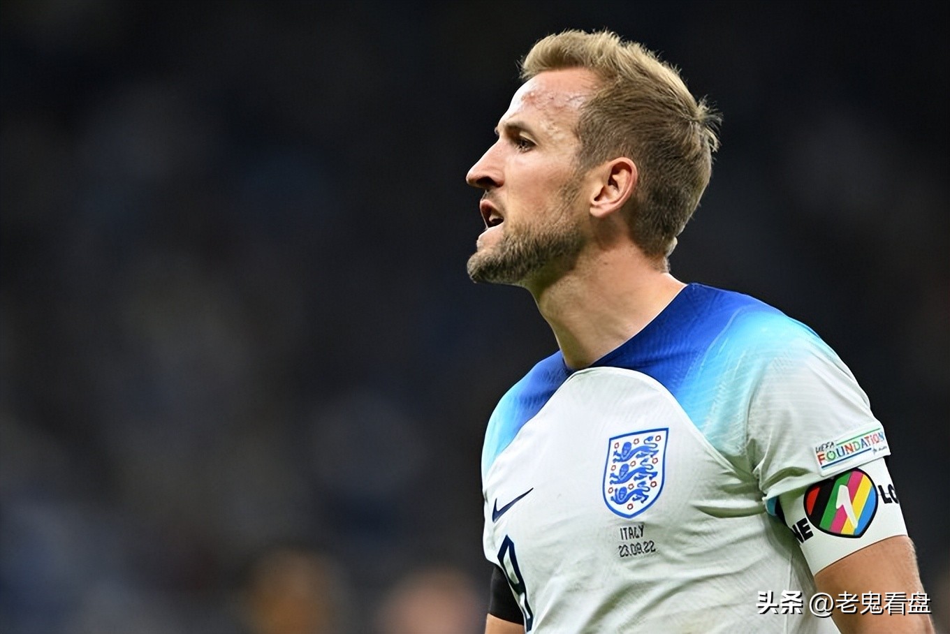 加拿大前锋庆祝进球挡住耐克标志，暗示对球衣赞助商的不满