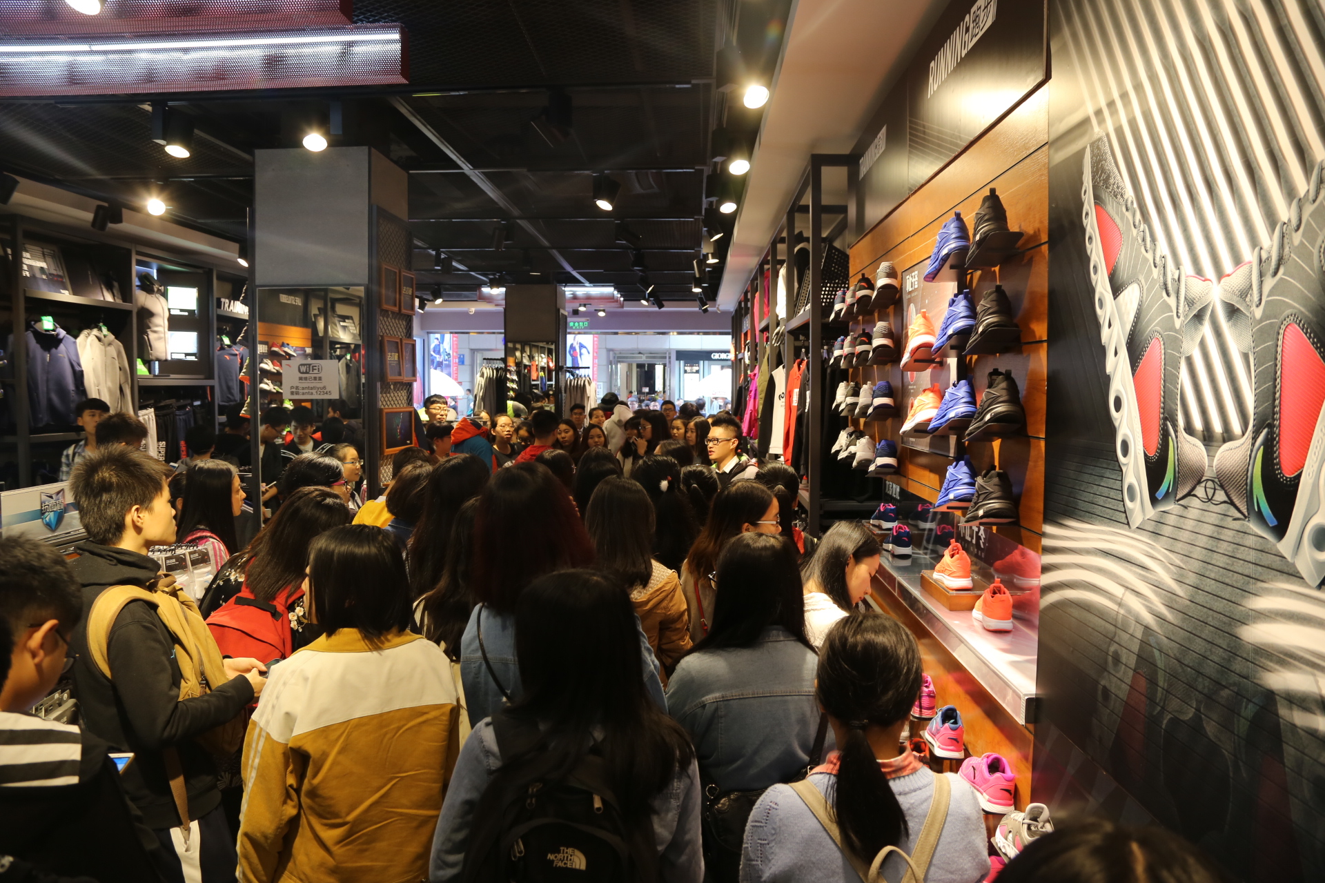 耐克阿迪达斯折扣店火爆,耐克阿迪进货折扣