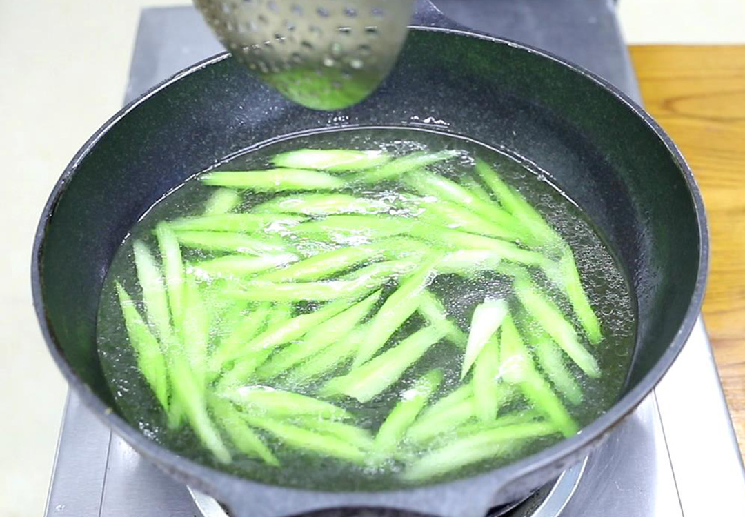 中老年人补钙吃这十种食物最有效,中老年人喝牛奶还是奶粉补钙好