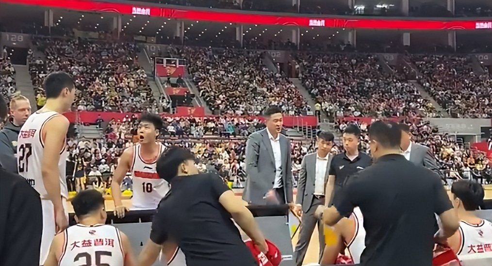 逗妹吐槽：丁丁比利时队长裤袜队副，不怕裤袜再一次“转正”？