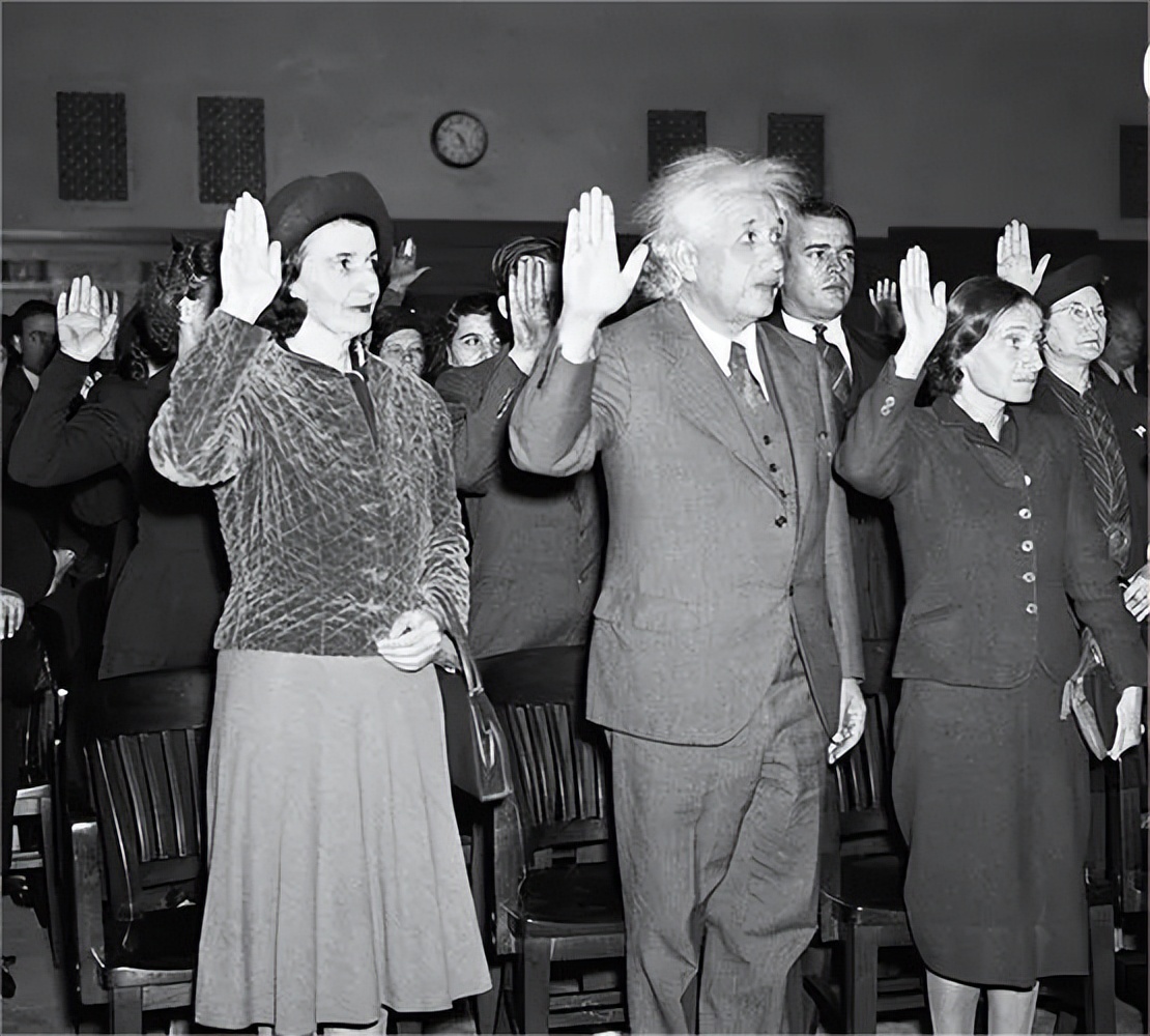 爱因斯坦为什么转美国国籍,爱因斯坦为什么转入美国国籍