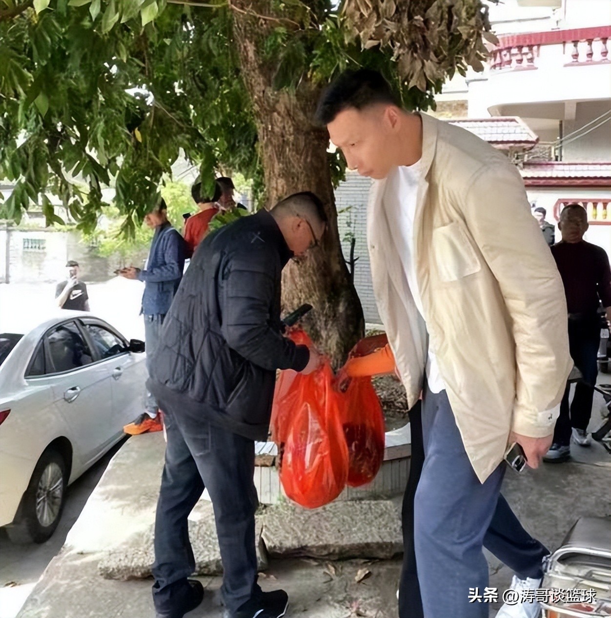 易建联一家三口,易建联回老家过年