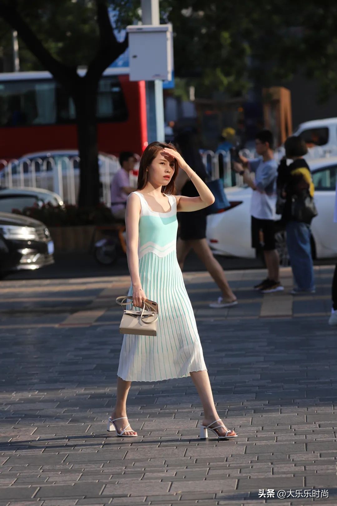 时尚街拍穿搭三里屯街拍,街拍时尚打扮的美女视频