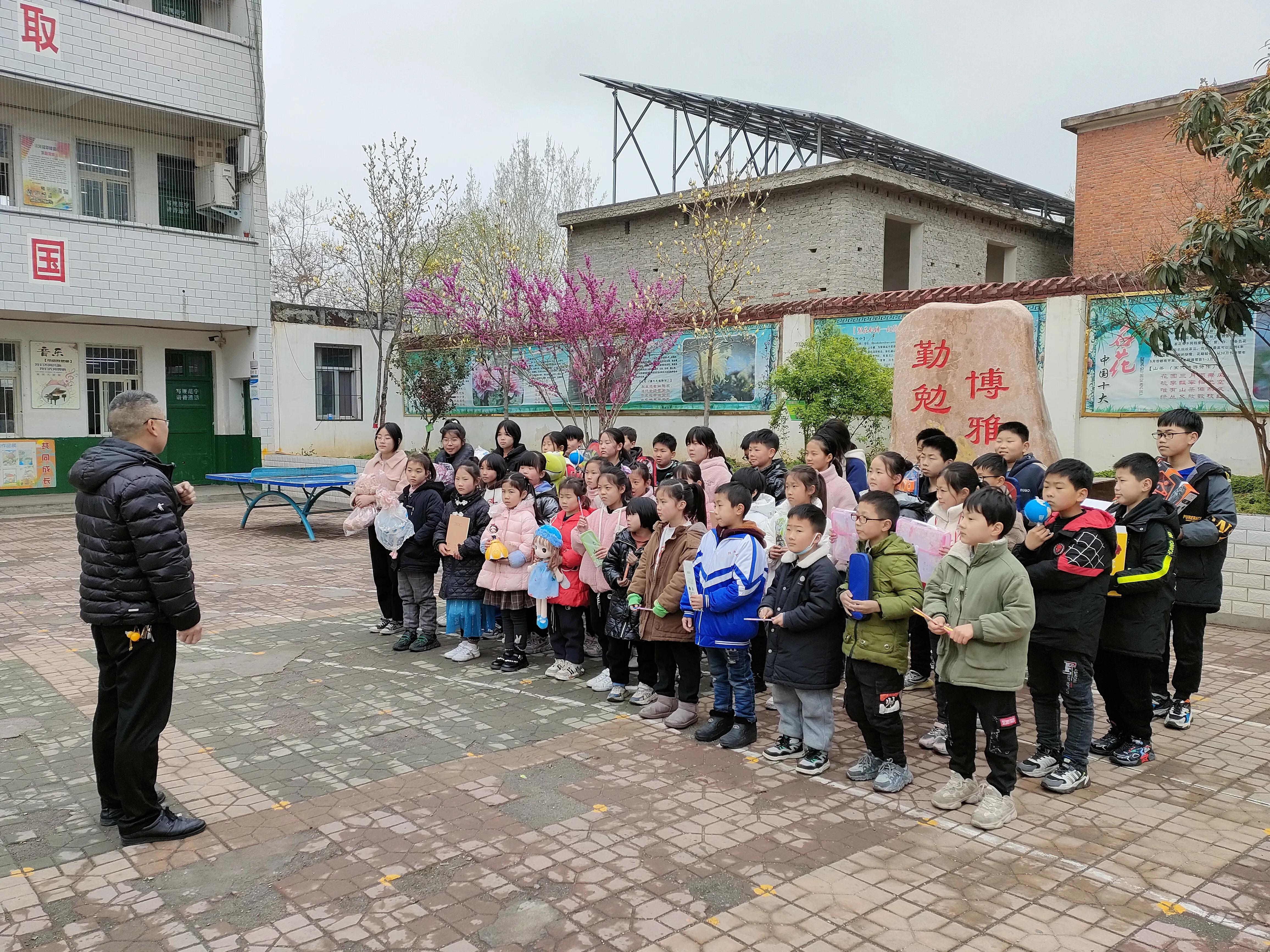 让孩子绽放七彩之光——独树镇小“激励超市”奖品发放