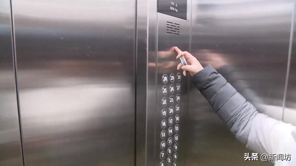 不锈钢能不能吸住吸铁石？沪一小区居民看着新安装的电梯，慌了…