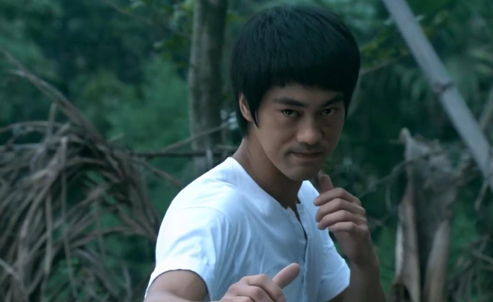 陈国坤：被周星驰雪藏，8年仅拍2部戏，成名后跪在李小龙墓前痛哭