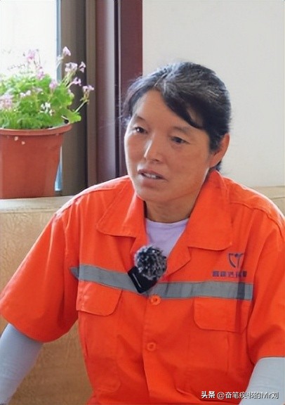 “最美环卫工母亲”之子高考470分，别拿他感叹“寒门难出贵子”