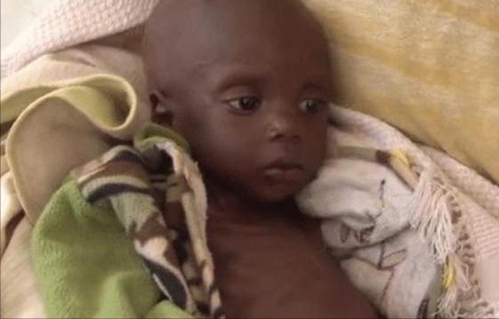 2016年，那个被白人美女喂水喝的非洲男孩，6年后的他怎么样了？