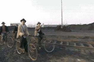 涂发胶抹口红，打仗住酒店，这些抗日剧，对得起以前的战士吗？