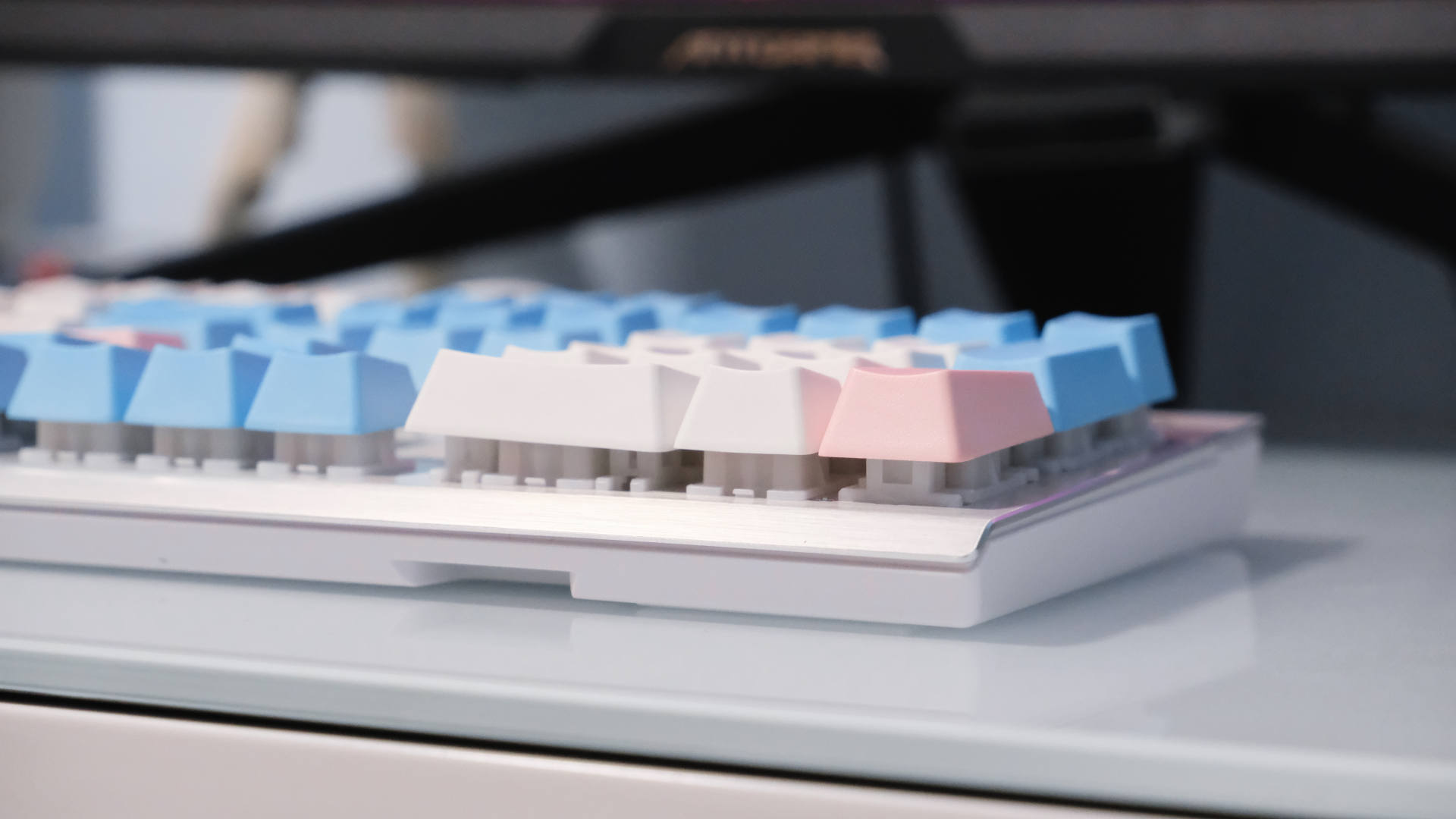 CHERRYMV轴用起来是什么样的体验？美商海盗船微甜之空RGB键盘