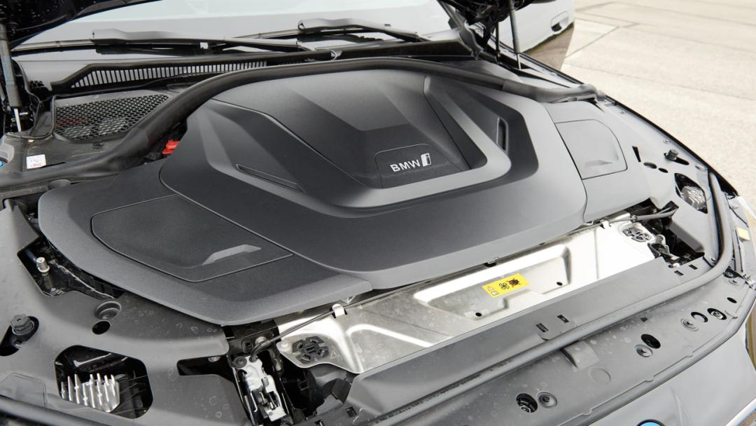 电动钢炮哪家强？德国人给极星2、BMWi4、Model3排了个大小王