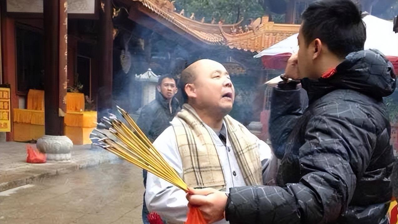 五旬老汉冒充大师骗百名女子,五旬老汉自称得道高僧