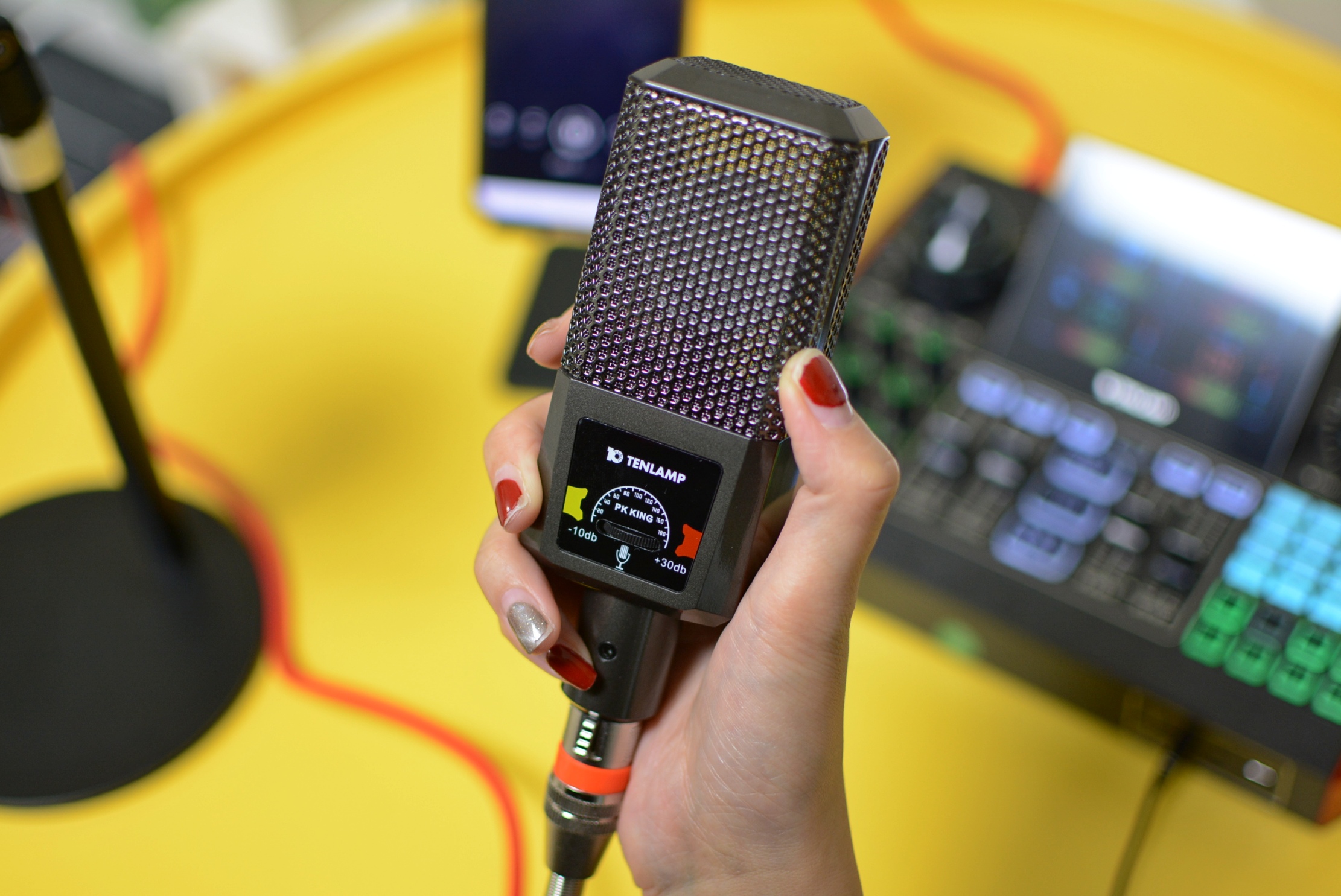 被董宇辉的才华打动，尝试开启直播，十盏灯G10声卡测评