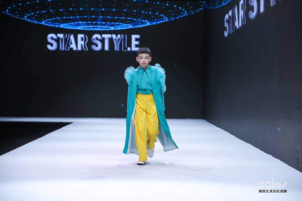 星风范高定时装周最耀眼小童星—叶康淇