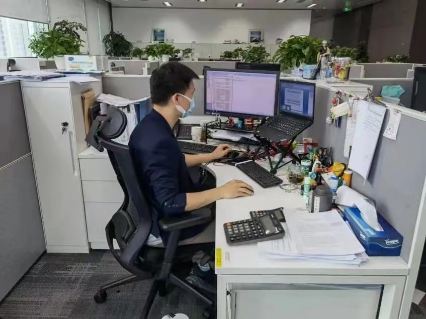 我，身高145，高中文化，19年在深圳开始做外贸，如今年收入60万