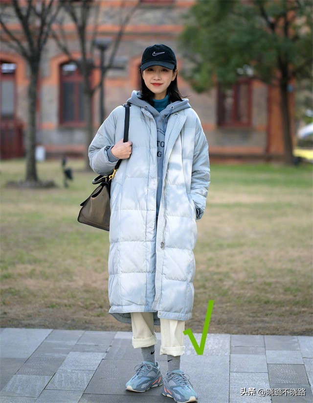 穿中款羽绒服搭配什么裤子,日常穿羽绒服搭配什么裤子好看