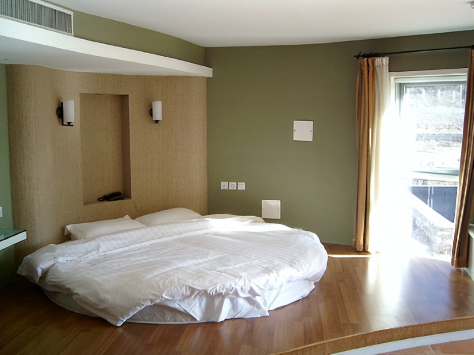 为了“省钱”不买床直接睡床垫？奉劝大家：别为了省钱忽视健康