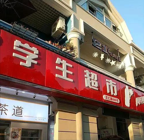 小伙养泥鳅年入百万,90后小伙养变异泥鳅