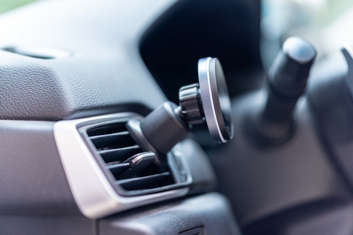 momax支架怎么样,车载磁吸手机支架最新款无线充电