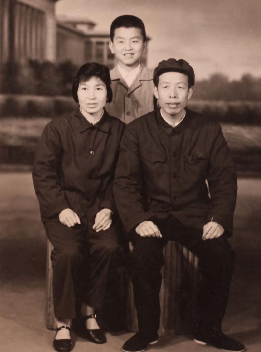 央视名嘴张泽群母亲瘫痪,张泽群母亲去世