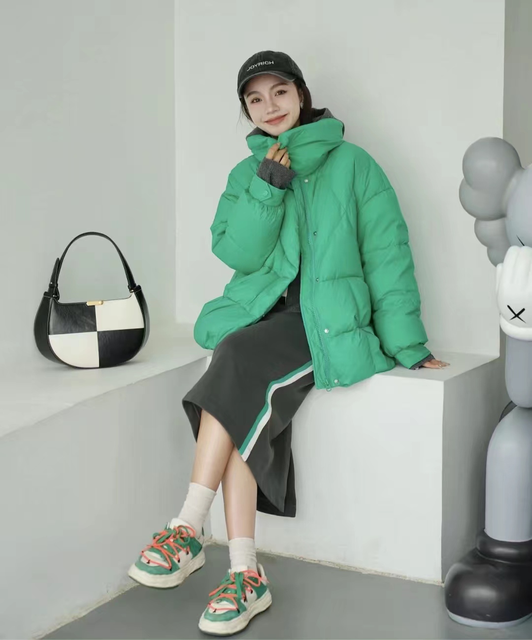 冬季穿什么颜色的羽绒服最百搭,流行的冬季羽绒服颜色搭配