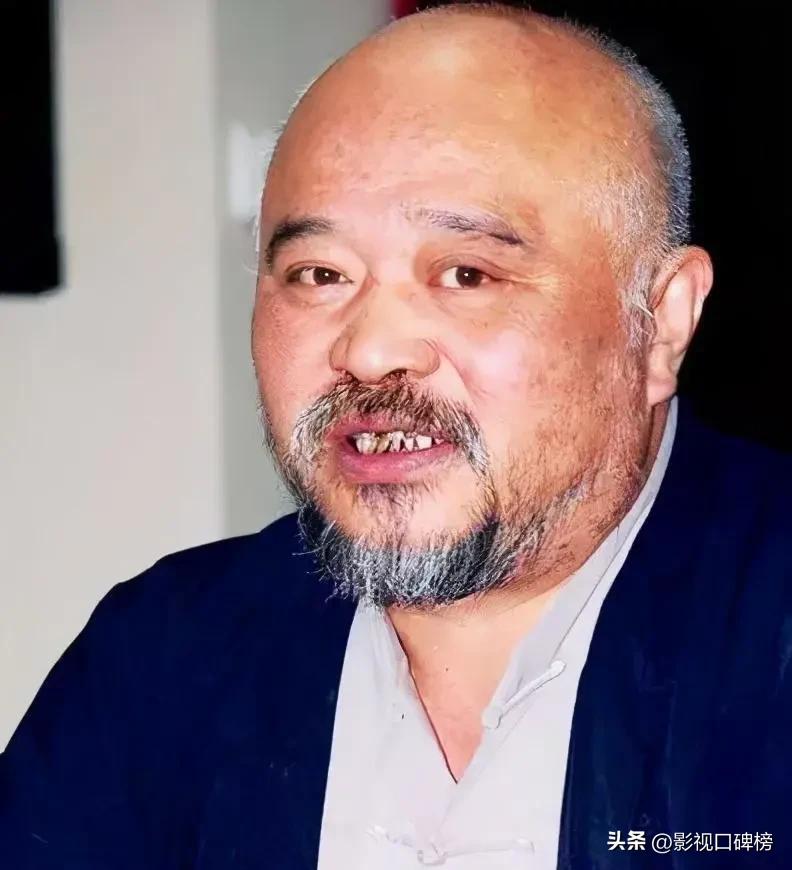 李琦家门口卖肉串视频,68岁演员李琦摆摊卖烤肉