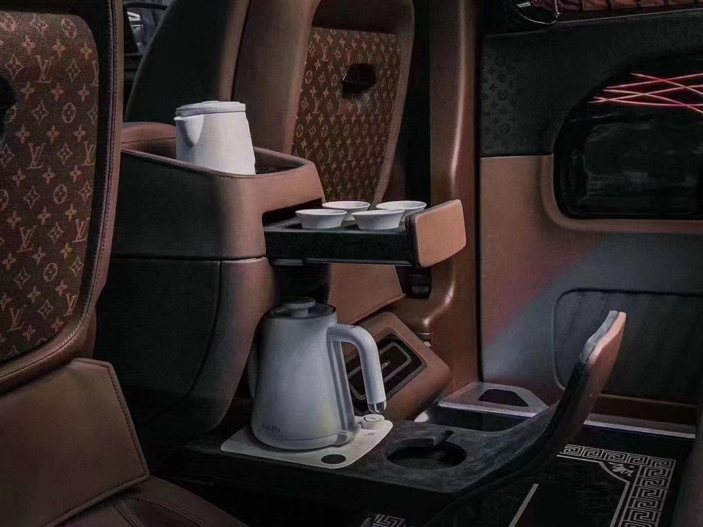 lv和奔驰合作的车,lv高端商务车