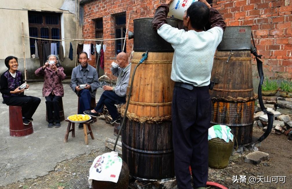 看完一激灵：路边摊5元一斤的白酒，都是怎么来的？你敢喝吗？