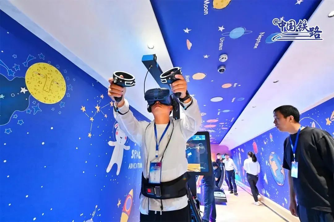 音乐酒吧、茶室、儿童游乐室、图书室……“林都号”获赞轨道上的“星级游轮”