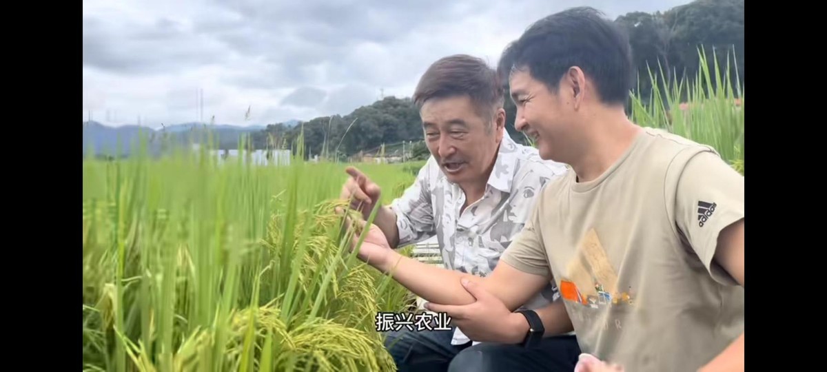 年轻和成龙、周星驰演戏，老了隐居河北农村，68的林威活的太飒了