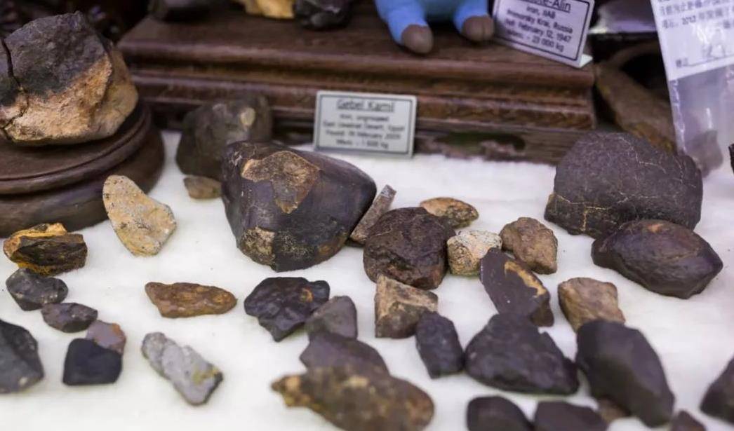 新疆一牧民发现17吨重陨石,最近新疆发现的最贵的陨石