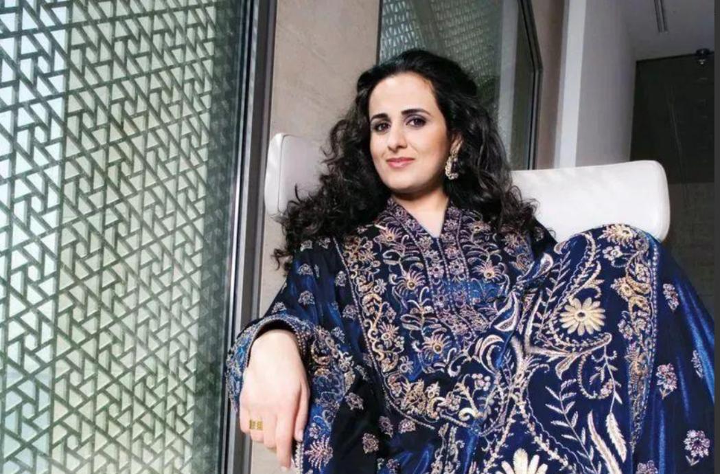 莫扎长女玛雅莎公主，一身印花长袍香港看展，又该拿50亿买买买了