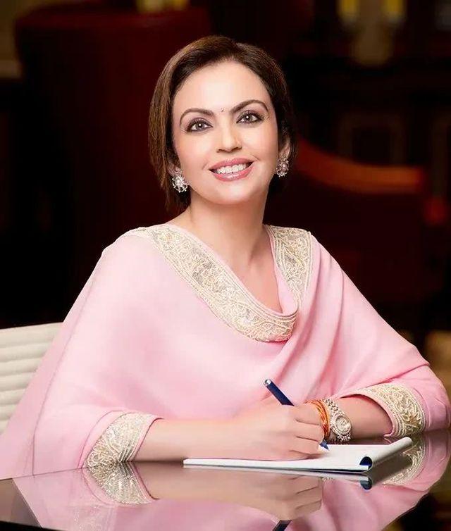 “灰姑娘”多年不孕，却获印度首富一生独宠，这个女人不简单