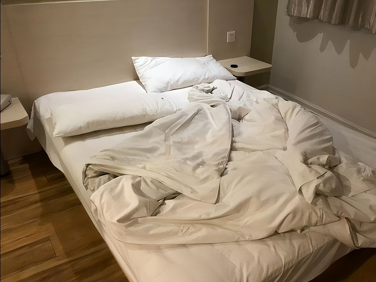 跟团两三天要带行李箱还是背包,跟团游玩背包要一直带着吗