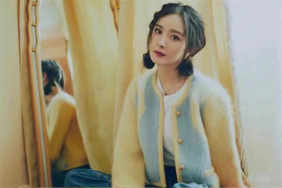 杨幂黑色皮衣哪吒头搭配,杨幂黑色翻领毛夹克