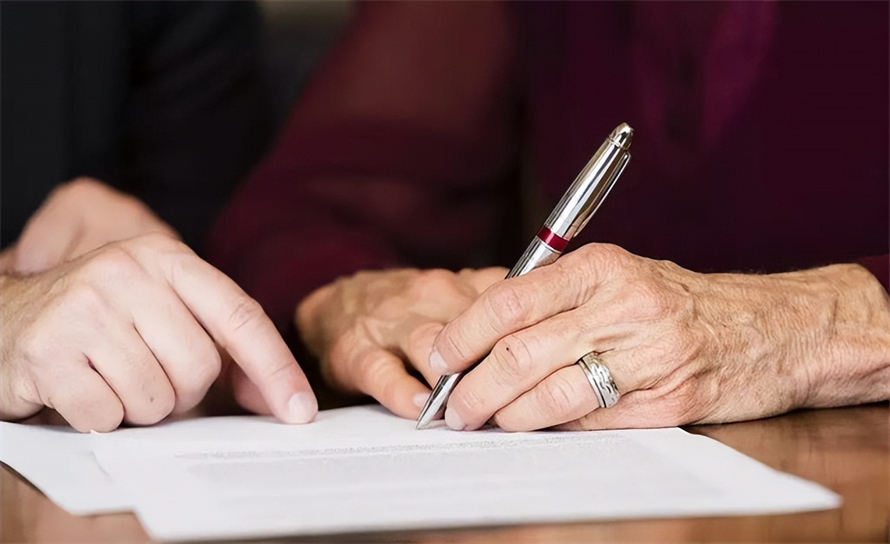 32岁小伙与8旬外国富婆同居两年，靠嘴甜吃软饭，欲骗富婆2亿遗产