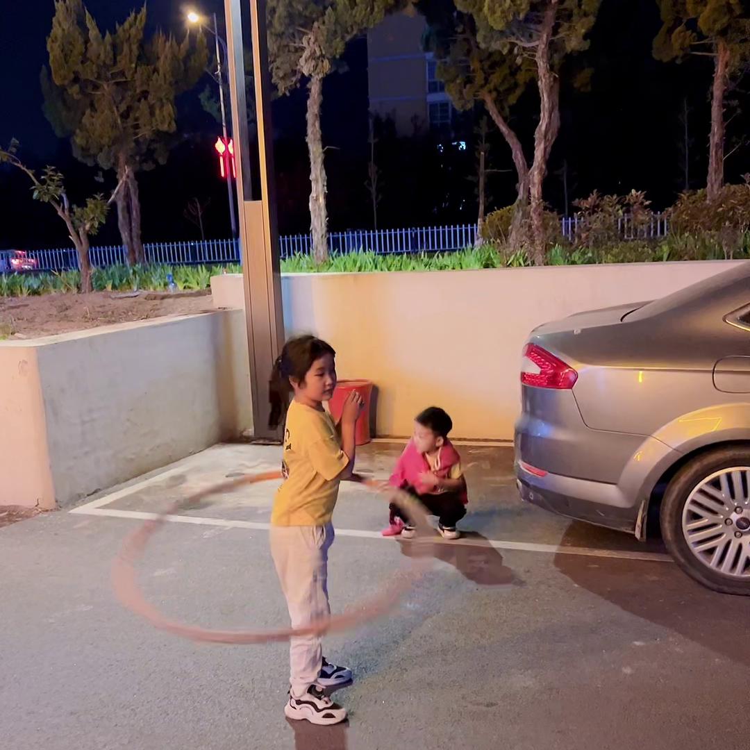 小伙子挣钱,小伙子很有发展前途