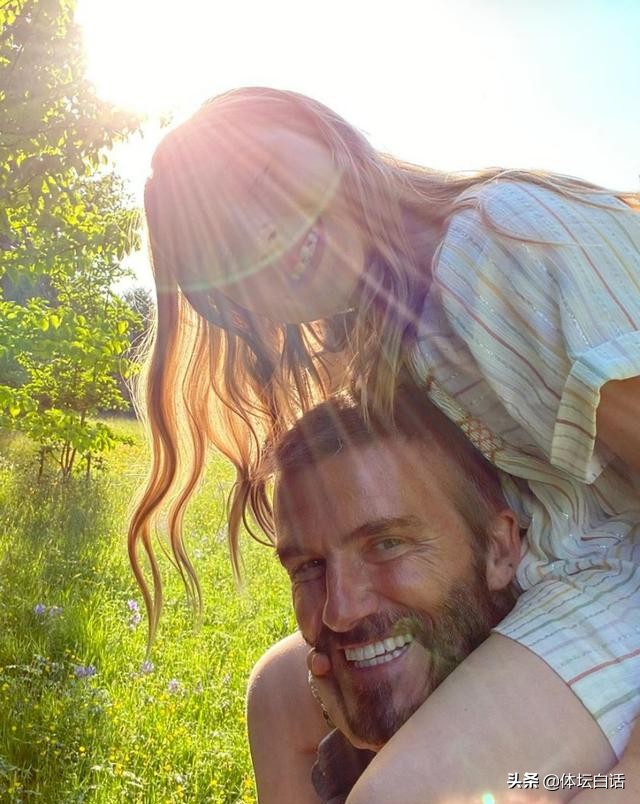 跨年夜热闹！C罗搞笑全家福，大罗搂嫩模，小贝与10岁女儿亲嘴