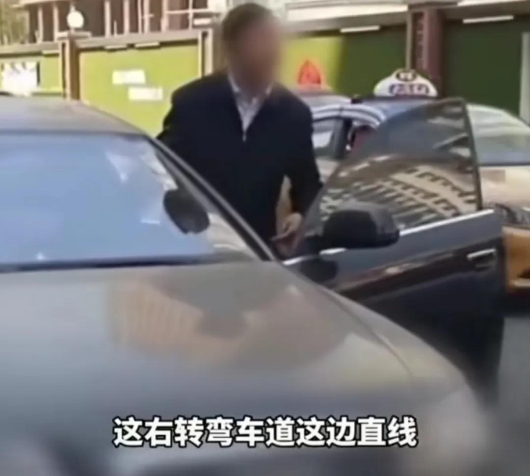 奥迪男违停怼交警后续身份,男子开奥迪违停还怼交警