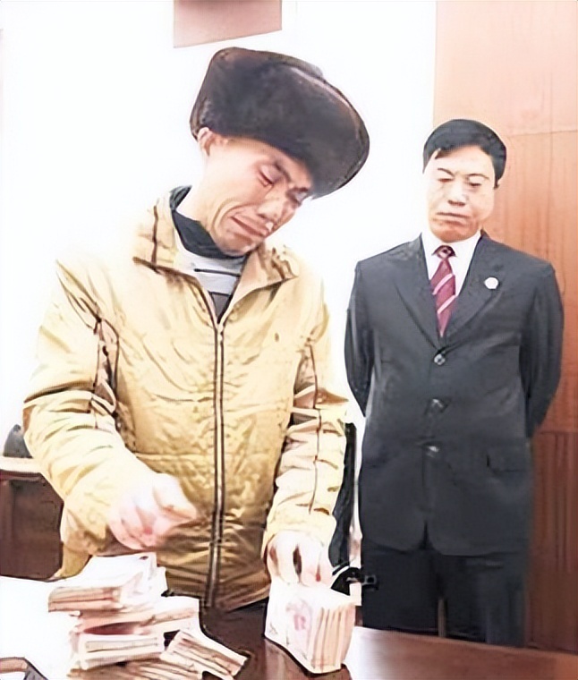 河南农民工买了件绿马甲，被误判13年，差15天刑满却被无罪释放