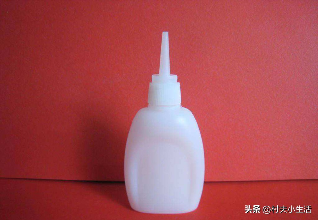 把502胶水滴在插座上,把502胶水滴在纯净水里