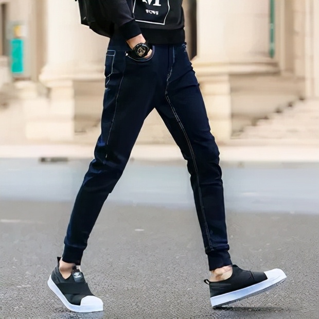 牛仔裤男款怎么选穿起来显高,男牛仔裤怎么选面料