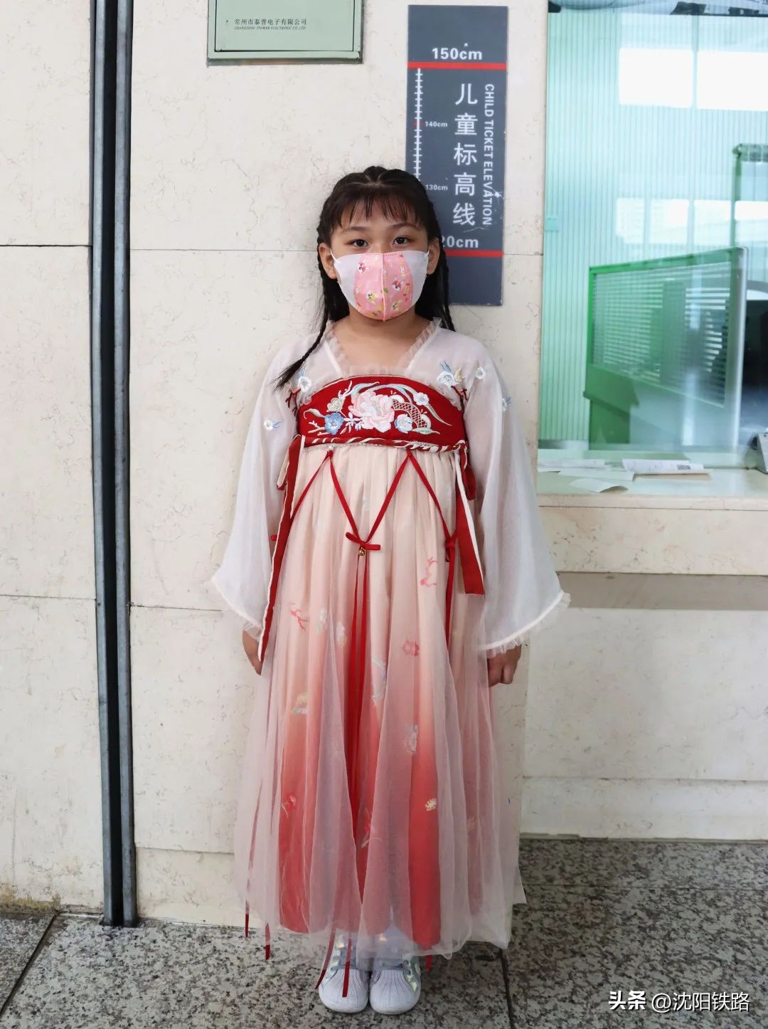 带两个宝宝坐火车孩子需要买票吗,妈妈坐火车带宝宝需要购票吗