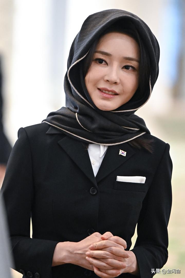 韩第一夫人穿军装被批抢总统风头,韩第一夫人穿军装被批