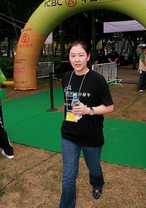 跳水女皇近况曝光,跳水王伏明霞净身出户