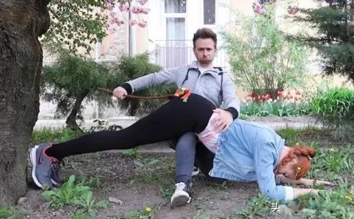 捷克16岁女选手赛场边被父亲和教练若无其事拍屁股，网友震惊了