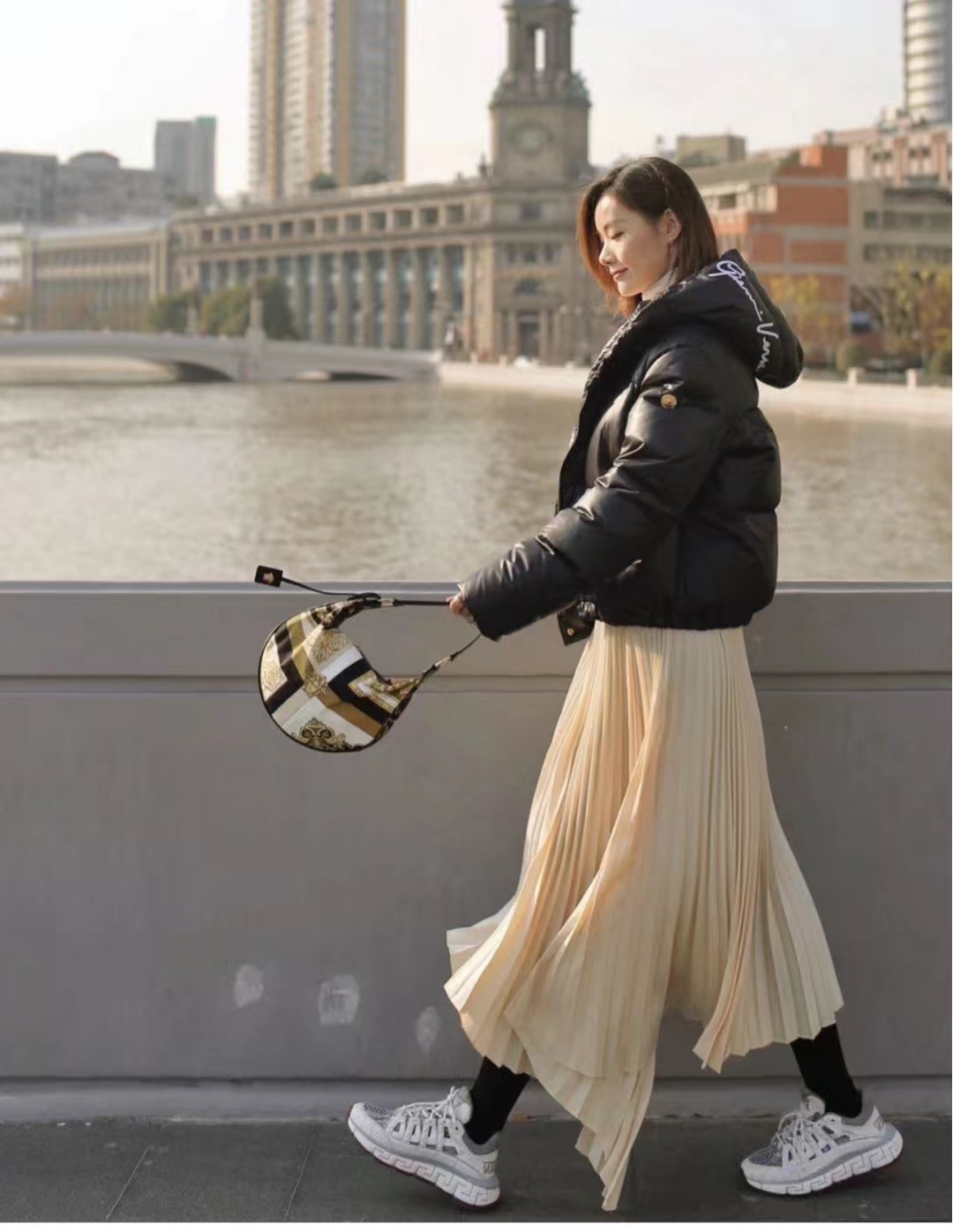 短款白色羽绒服的最佳搭配半身裙,羽绒服搭配哪些裙子才时髦