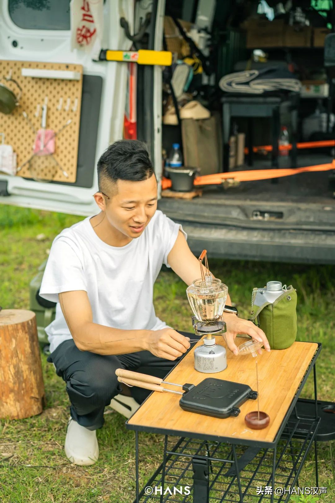 开着面包拖着钢琴，他弹遍武汉大街小巷