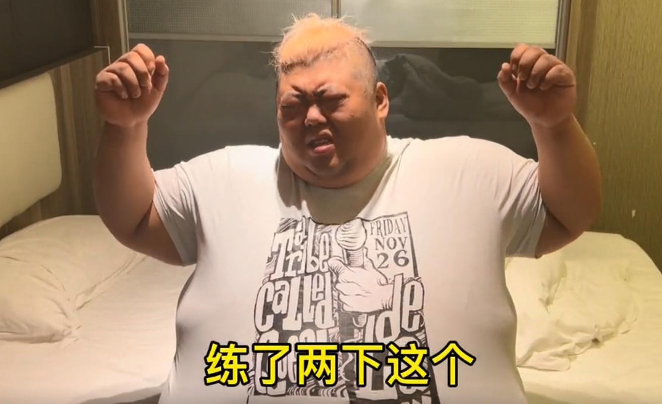 600斤胖猴仔，举健身球抬不动胳膊，疼得呲牙咧嘴，猴嫂笑开花